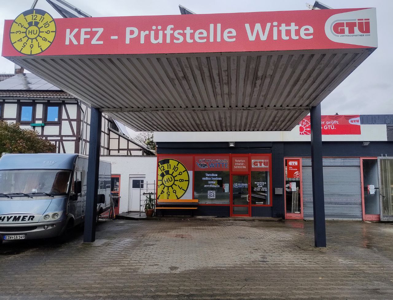 Prüfstation von SV Witte mit Eingangsschild über dem Gebäude